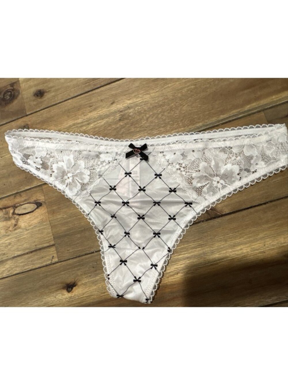 VICTORIA'S SECRET M BODY BY VICTORIA IVORY BLACK BOW THONG SILKY PANTIES NWT